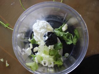 14、健康素食汉堡,在搅拌机里加酸奶,一个蒜,香菜和大葱或小葱