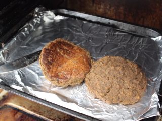 16、健康素食汉堡,烤完后,把这两个给翻到另一边,让后再考10-13分钟