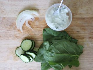 17、健康素食汉堡,准备好你想又在汉堡里放的菜,我用了黄瓜,菠菜和洋葱