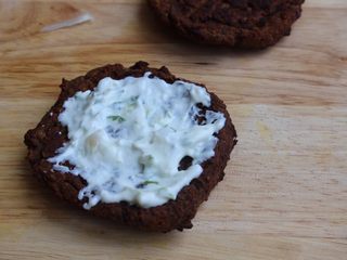 19、健康素食汉堡,加点酸奶酱