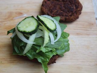 20、健康素食汉堡,把菜放上去