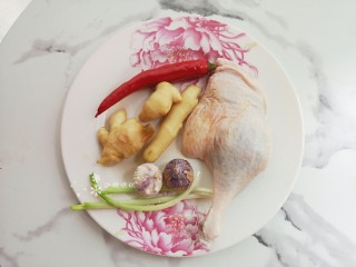1、姜爆鸭子,准备食材。