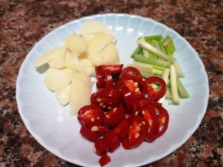 2、姜爆鸭子,将大蒜切片、泡椒切小圈、小葱切段备用。