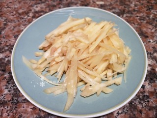 3、姜爆鸭子,将泡姜切成丝备用。