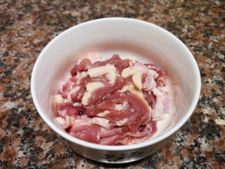 4、姜爆鸭子,将鸭肉剃下来，切成丝。（可以加入适量淀粉，炒出来比较嫩，个人比较介意鸭皮的油脂，所以需要煸一下油就没有放淀粉）