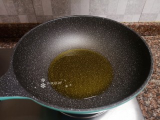 5、姜爆鸭子,热锅倒油烧至八成热。