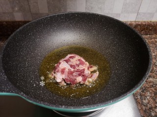 6、姜爆鸭子,放入鸭肉煸炒片刻。