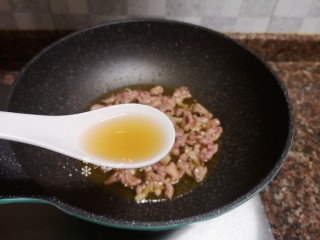 7、姜爆鸭子,加入适量料酒翻炒片刻。