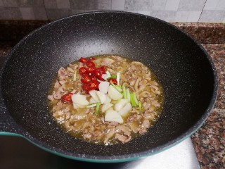 8、姜爆鸭子,放入大蒜、辣椒圈、小葱段翻炒出香味。