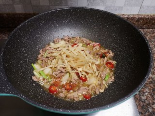 9、姜爆鸭子,放入泡姜翻炒均匀。