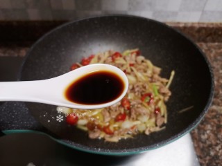 11、姜爆鸭子,倒入适量生抽翻炒均匀。