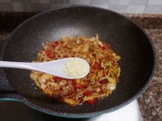 12、姜爆鸭子,放入适量鸡精翻炒均匀即可出锅。