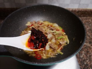 10、姜爆鸭子,放入一勺老干妈油辣椒翻炒均匀。