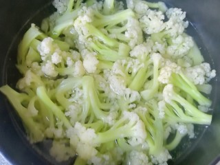 2、豆豉酱炒有机菜花,锅内放水烧开，下入有机菜花焯水至断生，捞出过凉水，沥干水分备用。