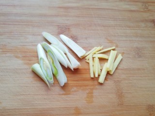 3、豆豉酱炒有机菜花,葱姜切成丝。