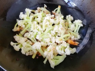 6、豆豉酱炒有机菜花,下入有机菜花翻炒均匀。