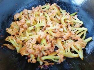 7、豆豉酱炒有机菜花,放盐调味。