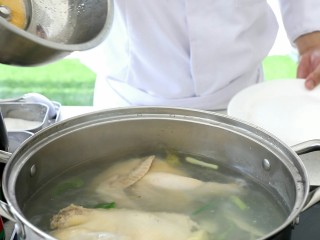 1、口水鸡,放入适量葱姜让鸡肉煮10分钟 