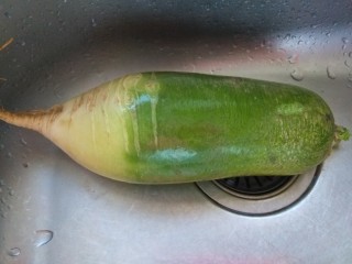 2、炸萝卜丝丸子,绿萝卜一个。