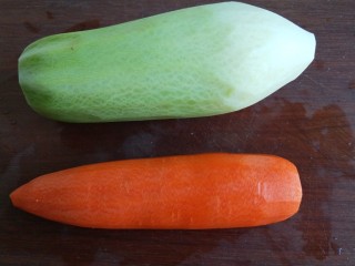 3、炸萝卜丝丸子,这是沙窝萝卜,我用的是白的一头,绿的直接吃了,加半个胡萝卜。