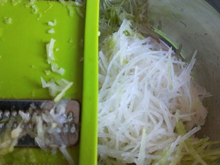 4、炸萝卜丝丸子,萝卜擦丝。