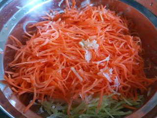 5、炸萝卜丝丸子,胡萝卜擦丝。