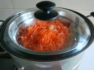 6、炸萝卜丝丸子,一起蒸七成熟。