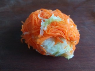 7、炸萝卜丝丸子,挤出水分。