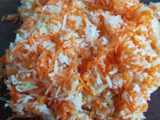 8、炸萝卜丝丸子,在剁碎。