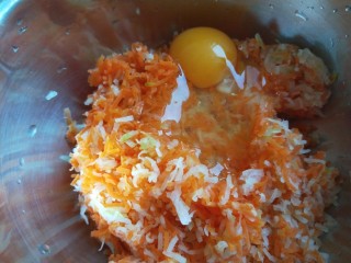 9、炸萝卜丝丸子,加入鸡蛋。