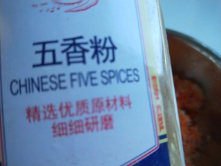 12、炸萝卜丝丸子,加入五香粉。