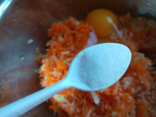 10、炸萝卜丝丸子,加入盐。