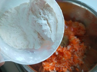 13、炸萝卜丝丸子,在倒入面粉。