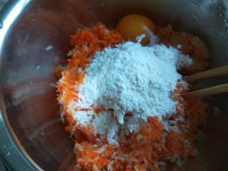 14、炸萝卜丝丸子,搅拌均匀。