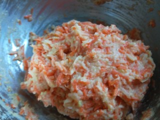 16、炸萝卜丝丸子,成型即可。