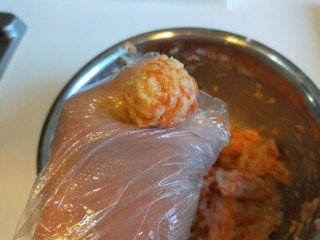 17、炸萝卜丝丸子,虎口挤出小丸子。