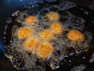18、炸萝卜丝丸子,油温不要太高,小火炸制。