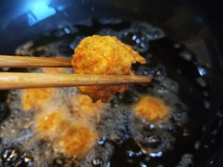 19、炸萝卜丝丸子,炸制外皮酥脆即可