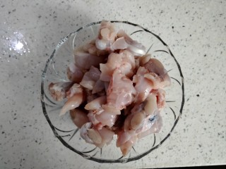 1、麻辣牛蛙,牛蛙剁成小块装盘备用。