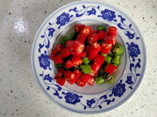 2、麻辣牛蛙,青红尖椒各切圈，装盘备用。