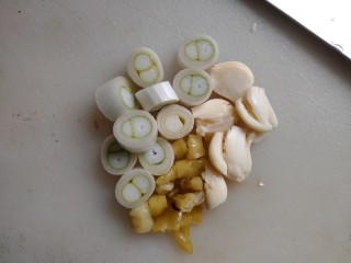 3、麻辣牛蛙,大葱只要葱白，切圈，大蒜子拍下。泡椒切圈。