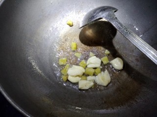 4、麻辣牛蛙,锅烧热，放入适量色拉油，放入大蒜子和泡椒，煸香。