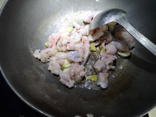 5、麻辣牛蛙,再放入牛蛙，大火炒。炒的肉发白。