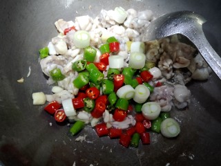 6、麻辣牛蛙,然后放入大葱，青红尖椒，大火爆炒。然后转小火，放入两茶匙小康香辣牛肉酱，两大勺黄酒，适量花椒油，生抽，蒸鱼豉油，白胡椒粉，盐，鸡精，白糖。老抽调下颜色。大火爆炒。最后玉米淀粉弄点水混合下放入大火收汁。就好了。