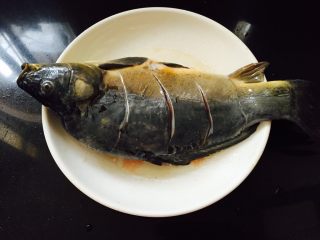 2、四川成都+豆瓣鱼,鱼洗净鱼背和鱼身斜切几刀,抹上盐、料酒、胡椒粉码味十分钟。