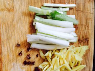 3、四川成都+豆瓣鱼,准备姜丝、葱段、花椒