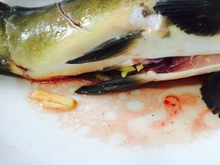 4、四川成都+豆瓣鱼,上面3种材料塞入鱼肚中