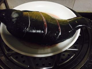 5、四川成都+豆瓣鱼,盘中抹点玉米油防粘,上锅蒸,大火烧开先蒸10分钟