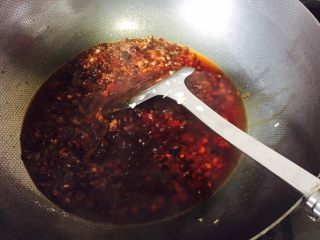 6、四川成都+豆瓣鱼,锅中放油烧开后放入豆瓣酱、豆豉、剁椒、泡姜、泡椒、蒜未、姜末、花椒、炒制一会儿