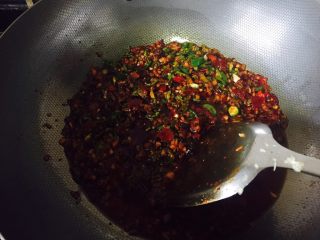 7、四川成都+豆瓣鱼,加入少许青辣椒继续翻炒,加少许老抽、加生抽、蚝油、味精